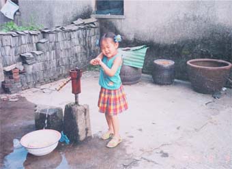 cosmetics pump comes from daily life